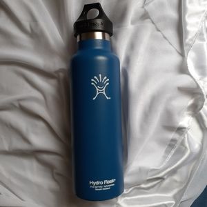 Hydro Flask 21oz blue water bottle